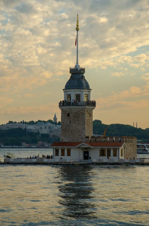 Free Scenic view of the iconic Maiden's Tower at sunset in Istanbul, Türkiye, overlooking the Bosphorus Strait. Stock Photo