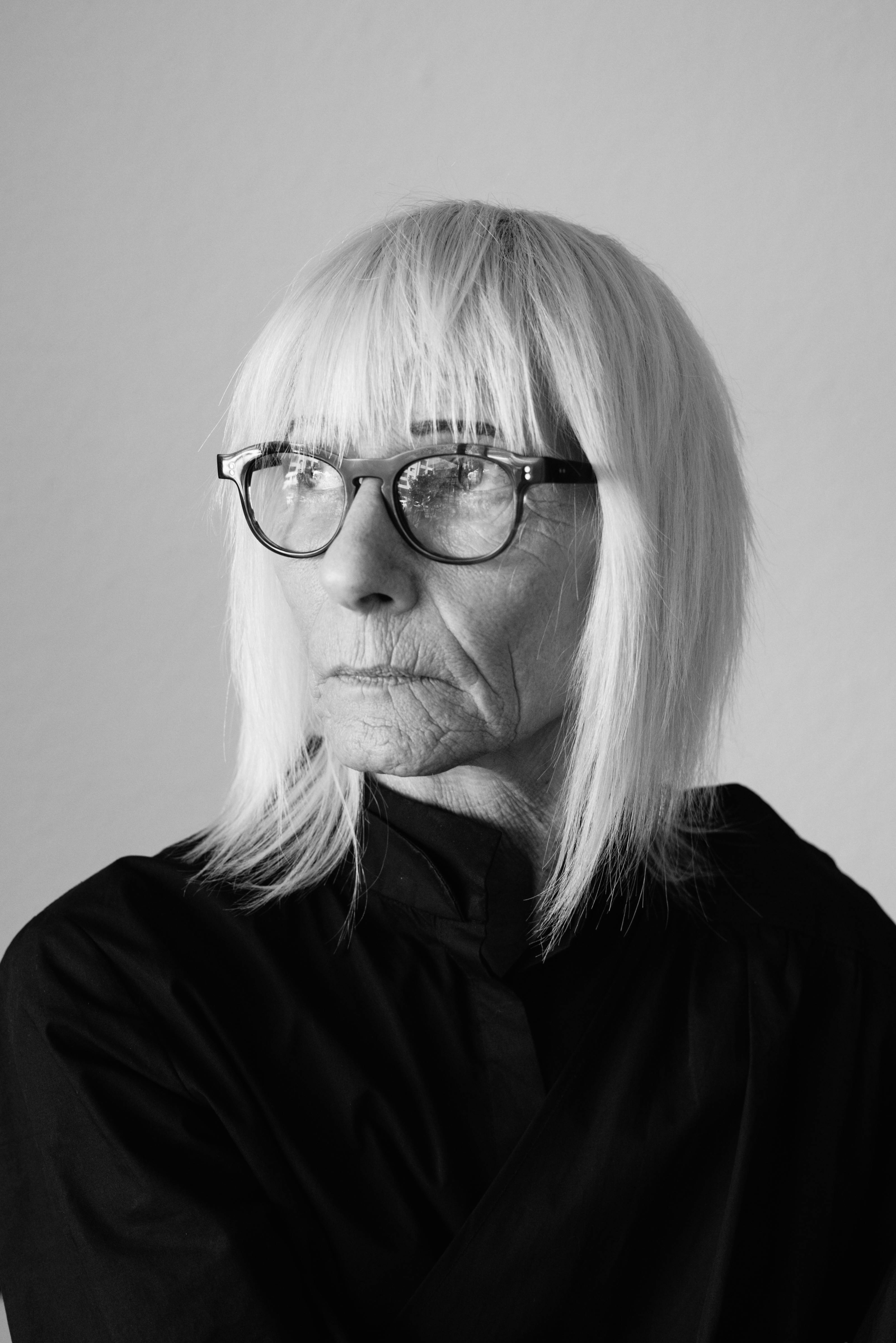 babka, biele vlasy, čierna a biela