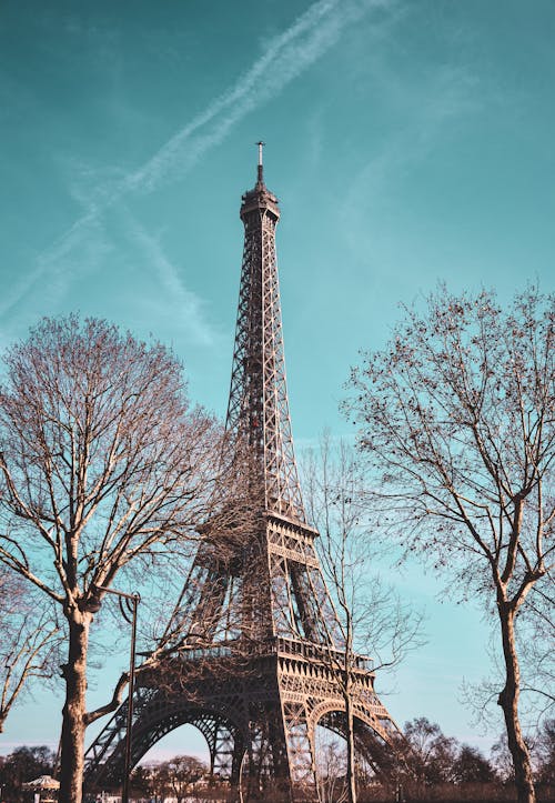 бесплатная Эйфелева башня под голубым небом Стоковое фото