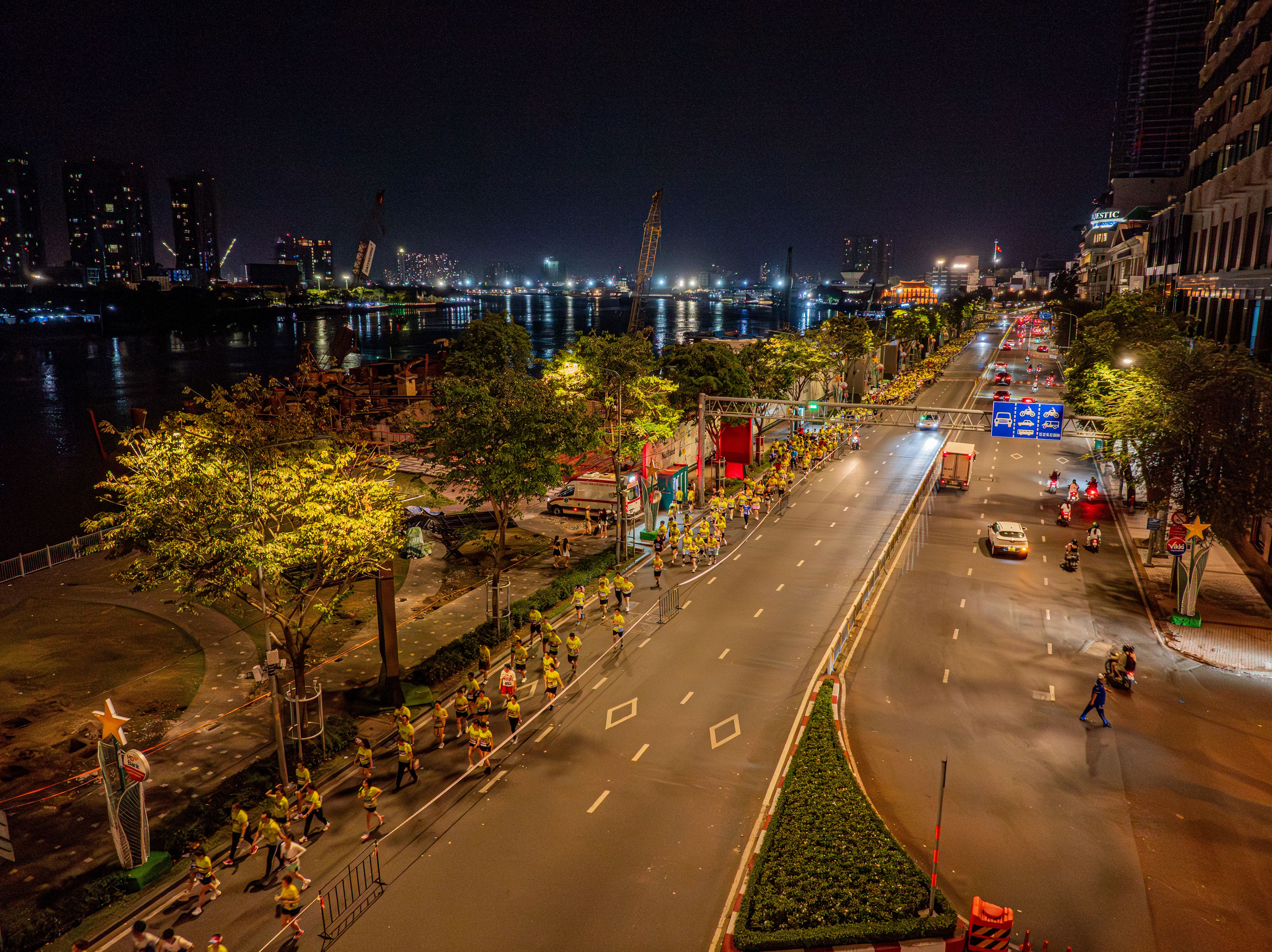 นักสเกตบอร์ดยืนข้างสระคอนกรีตในฮิวสตัน บรรยากาศดิบและแสงเย็นสะท้อนพื้นผิวเก่า