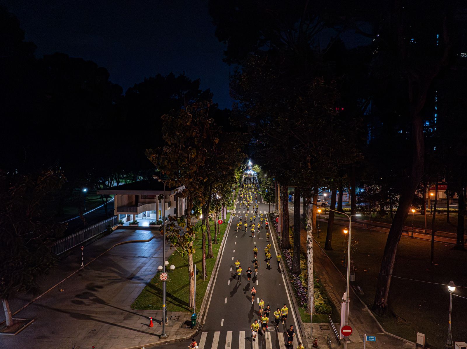 Night marathon on a lit city street, photo by VANNGO Ng on Pexels
