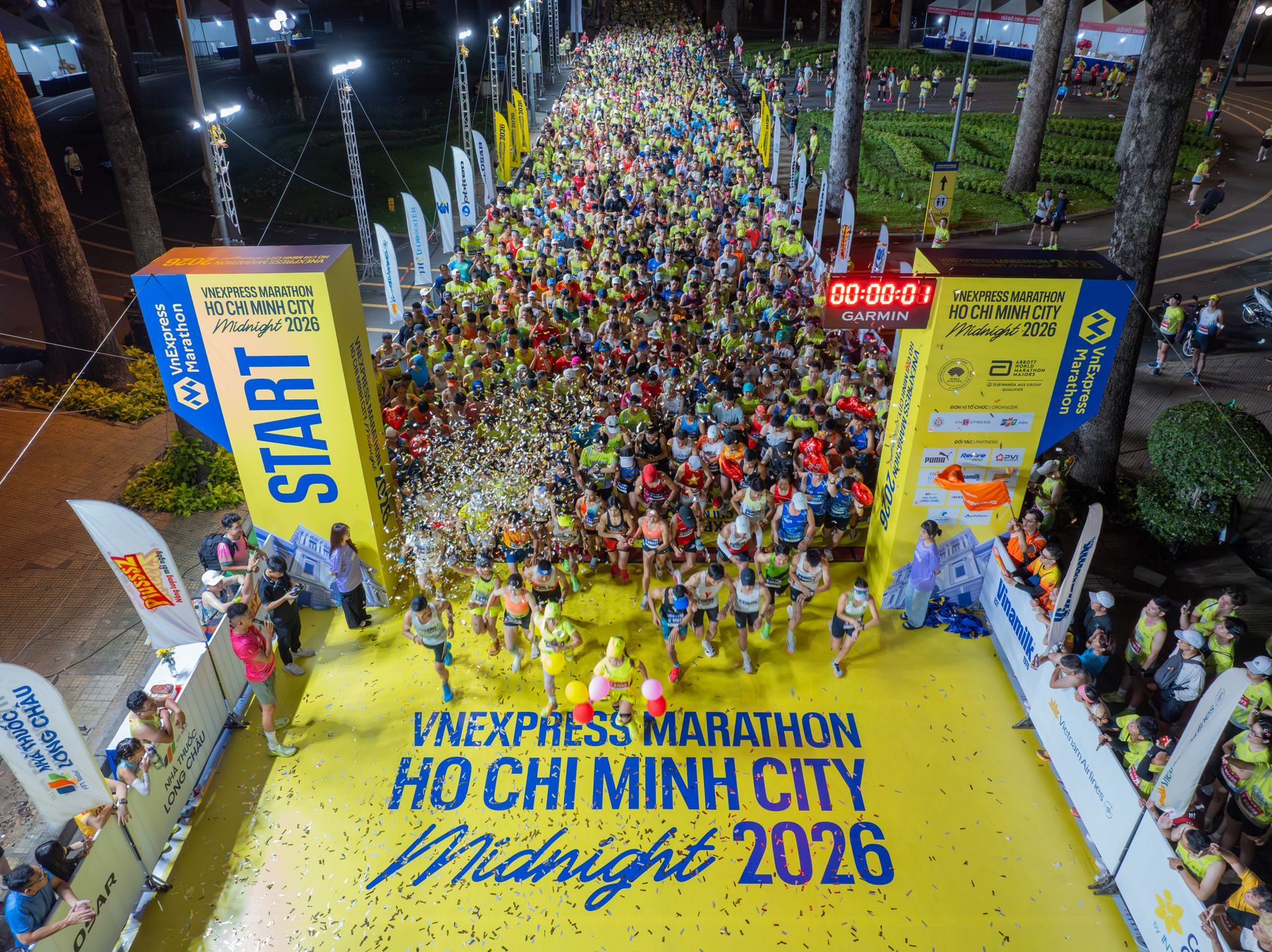 ผู้ใช้กำลังตรวจตารางแข่งขันปี 2026 บนโทรศัพท์ ข้างเอกสารกฎสนามและปากกาสีดำ