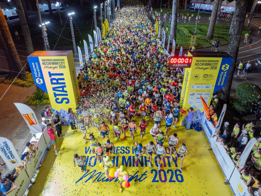 ホーチミン市での真夜中のマラソンの賑やかなスタート、大勢の群衆が集まっています。