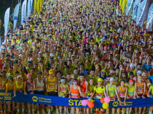 Free A lively crowd of runners at the marathon start line, ready to race. Stock Photo