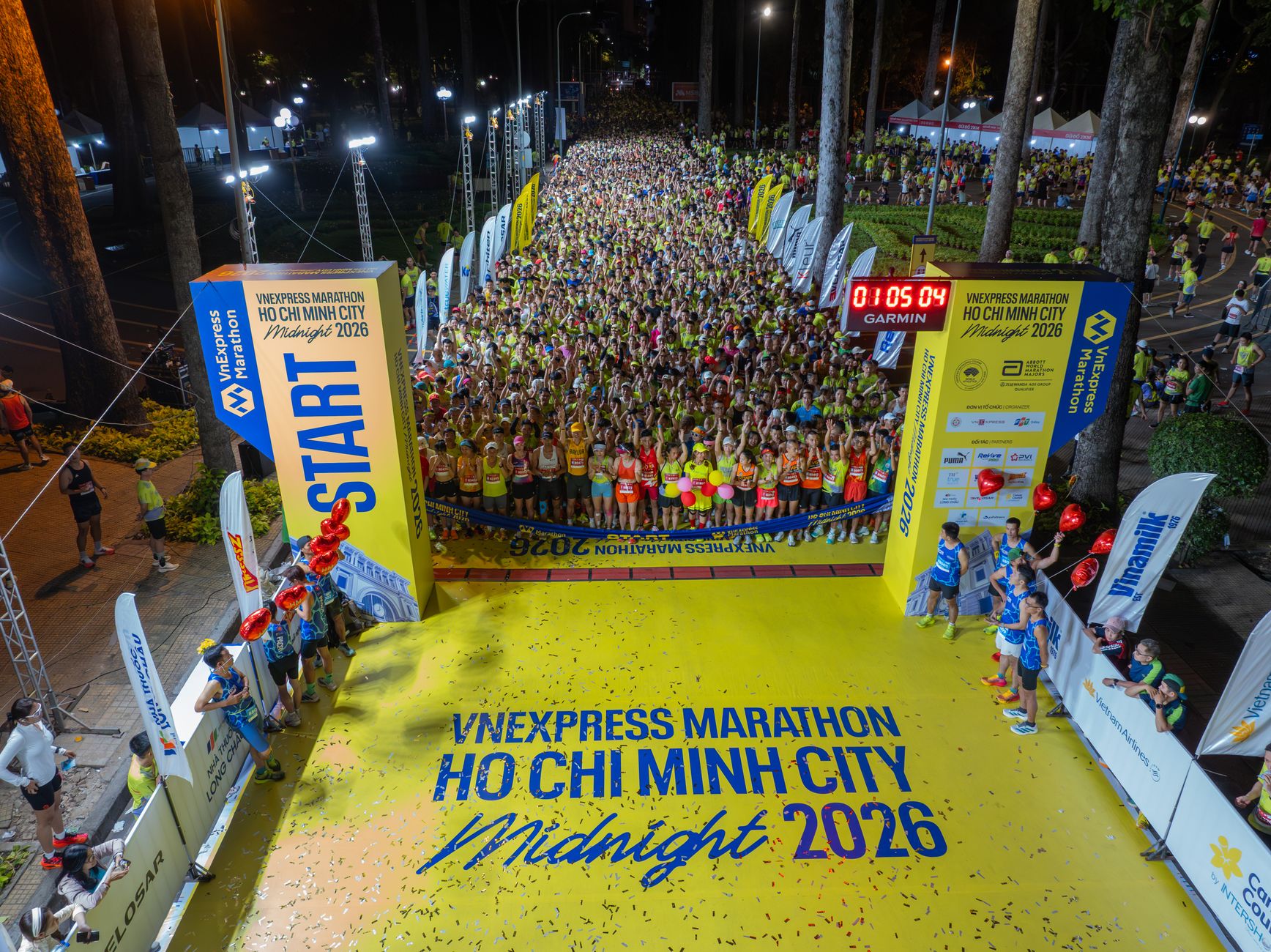 Crowd of runners at the VNExpress Marathon 2026 in Ho Chi Minh City, night race.