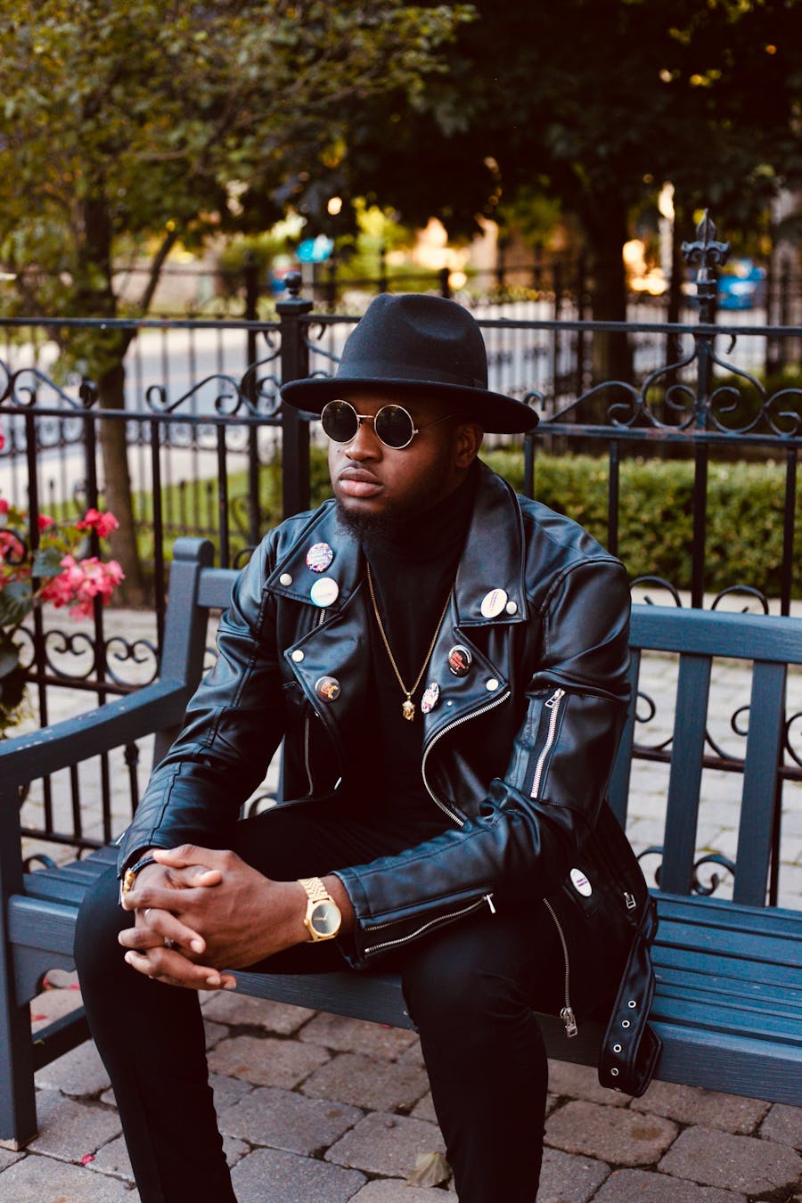 安全管理人员在办公室通过智能文档比对平台审阅规程修订差异