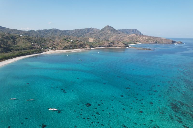 Pemandangan udara garis pantai yang tenang