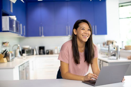 Vrouw In De Roze T Shirt Van De Bemanningshals Die Laptop Met Behulp Van