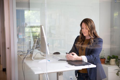 黑色西装外套使用macbook Air的女人