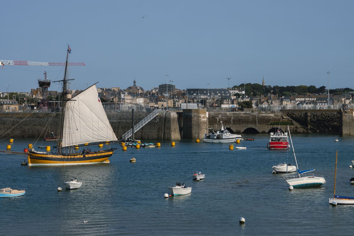 Bărci în portul din Saint-Malo, Bretania