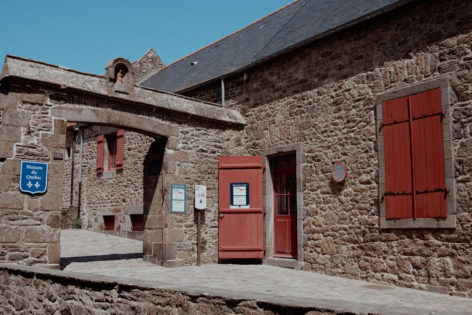 Nettoyer la façade de sa maison : la méthode d'un couvreur selon votre matériau (et sans abîmer votre toit) 4 nettoyer façade maison crépi à basse pression