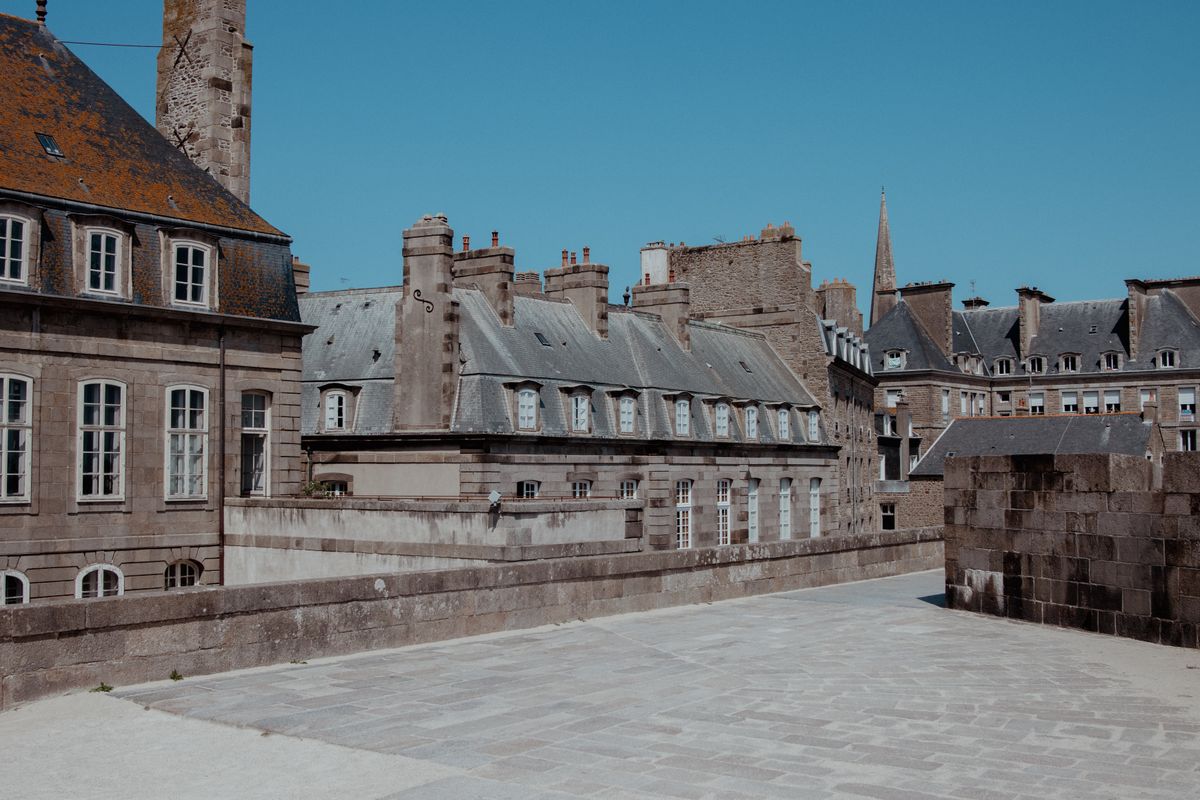 Clădiri istorice din piatră în Saint-Malo, Franța