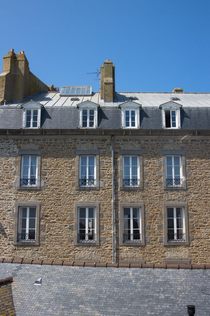Fotomural Fachada de edificio de piedra tradicional en el soleado Saint-Malo, Bretaña, Francia.