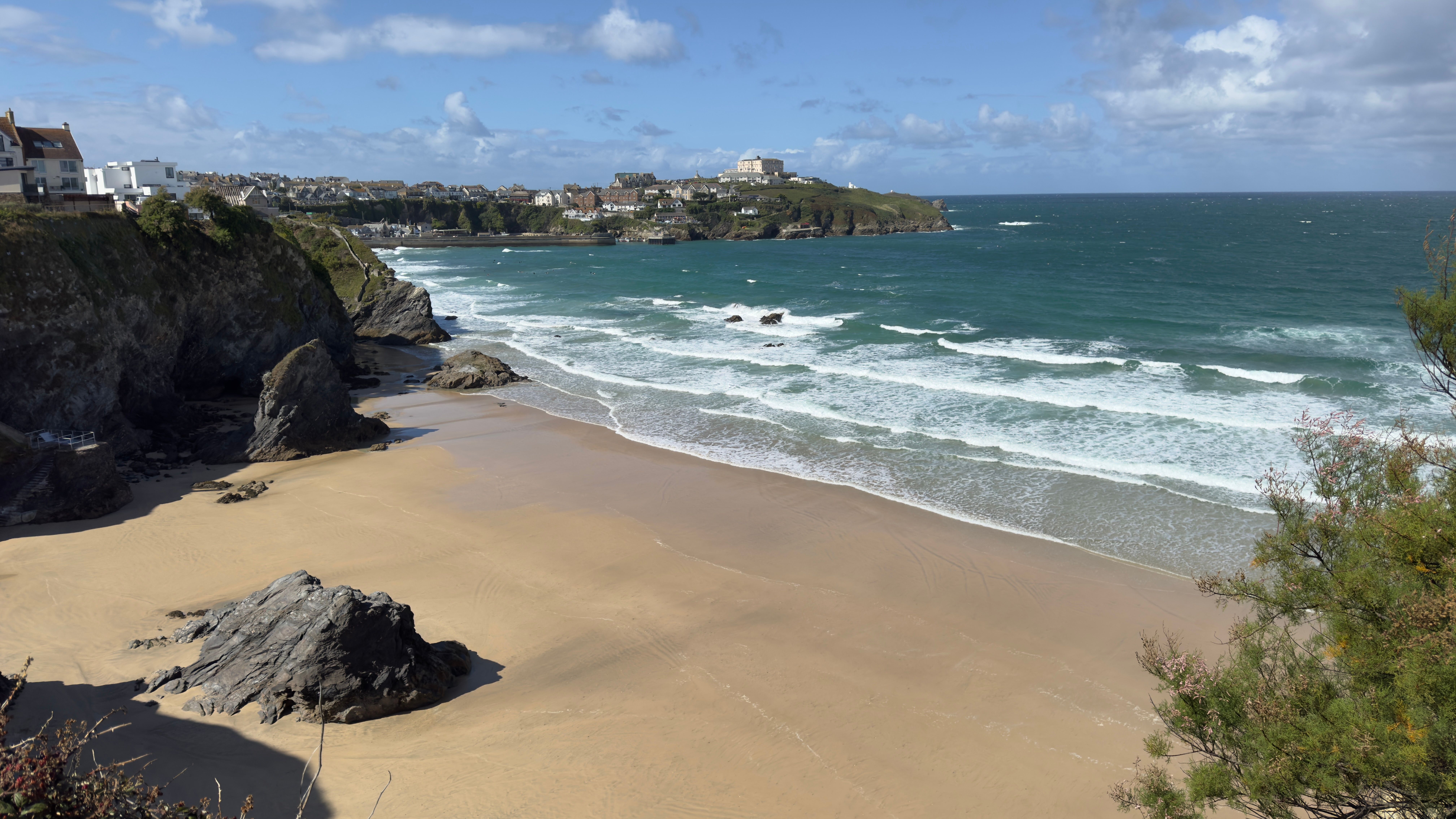 Cornwall'daki Newquay kasabasının kıyı görünümü