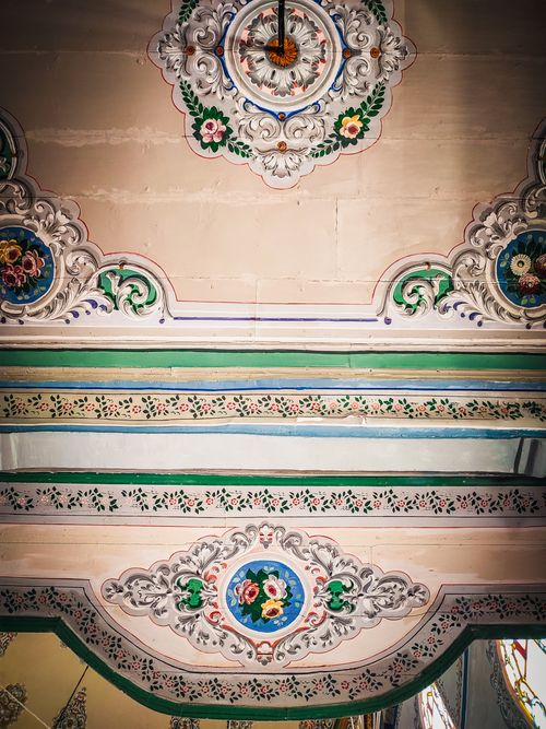 Free Decorative Ottoman-style ceiling detail in Safranbolu, showcasing intricate woodwork and floral motifs. Stock Photo