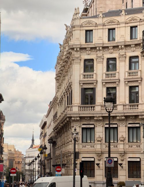 Free Elegant historic building in central Madrid, showcasing classical European architectural design. Stock Photo