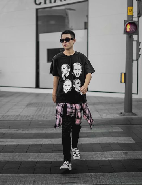 Hoy llevé playera estampada con la franela amarrada a la cintura, así ando últimamente y me gusta, es una etapa que pienso conservar 🖤
#ootd #estilodiario #black #tshirt