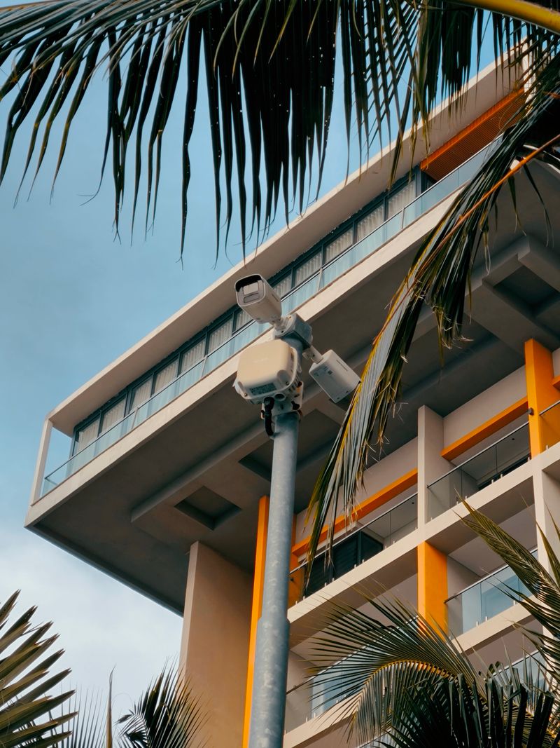 Edifício residencial moderno com câmera de segurança instalada