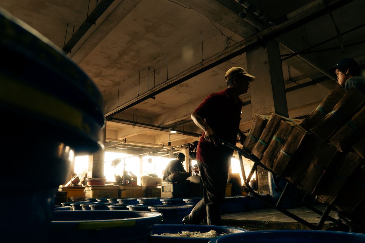Equipo de trabajadores en una nave