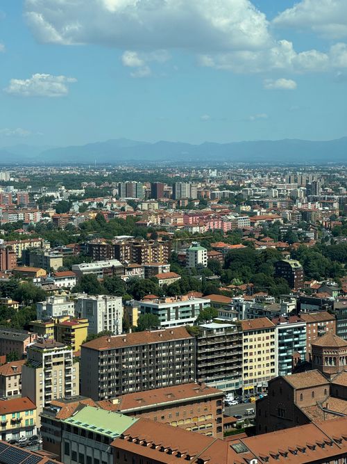 Free Explore the vibrant and sprawling cityscape of Milano, showcasing diverse architecture under a sunny sky. Stock Photo