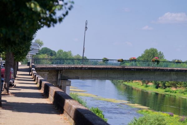 Pont de Villandry sur la rivière, orné de géraniums roses