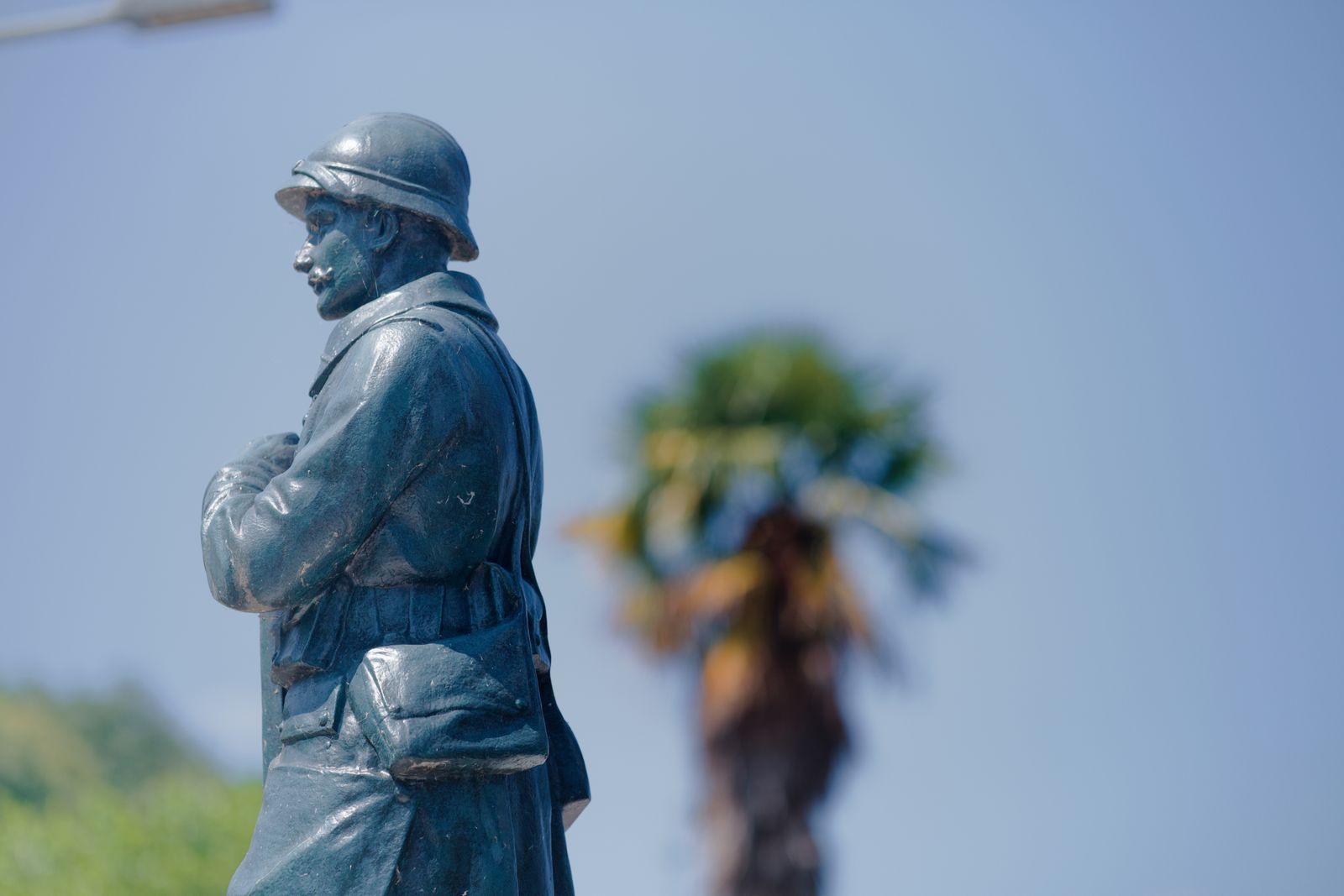 Statue en bronze d'un poilu sur un monument aux morts français