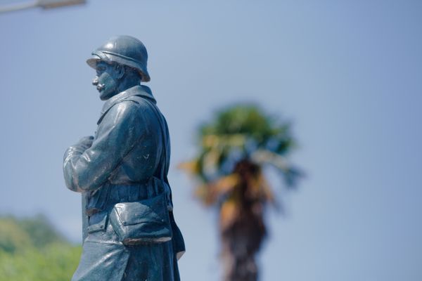 Statue en bronze d'un poilu sur un monument aux morts français