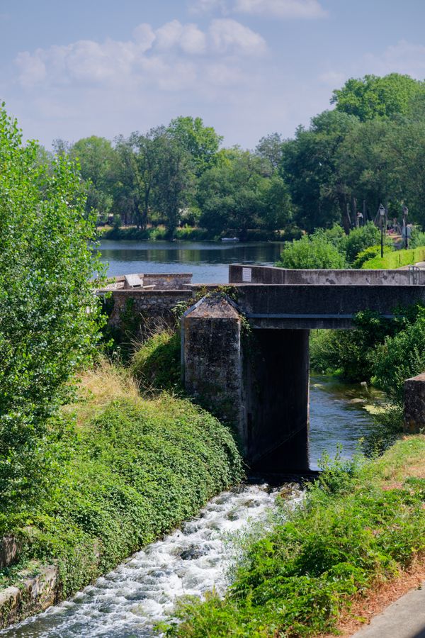 Vue idyllique d'une rivière, d'une végétation luxuriante et d'un pont à Villandry
