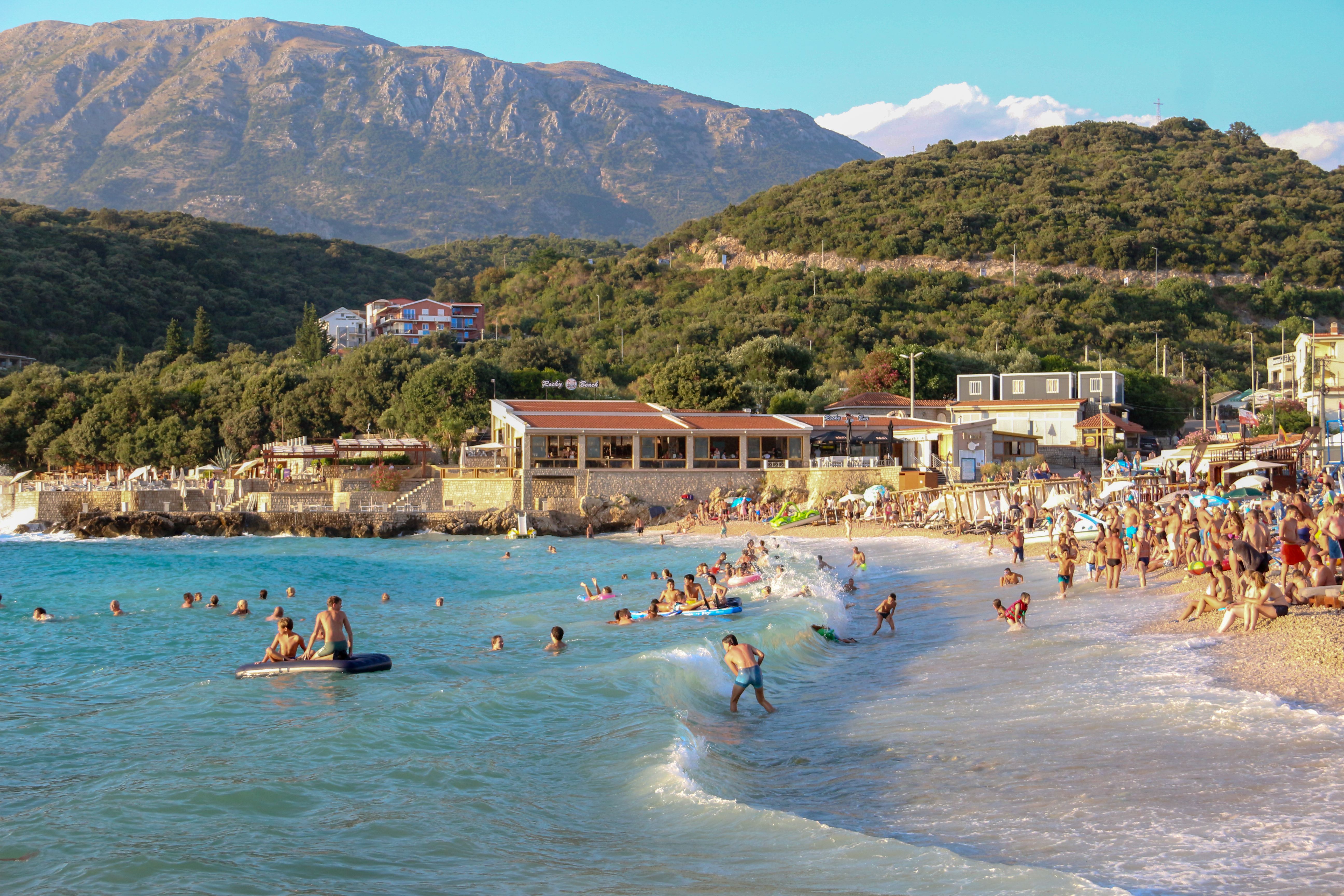 Warum Himara die praktischste Roadtrip-Basis ist