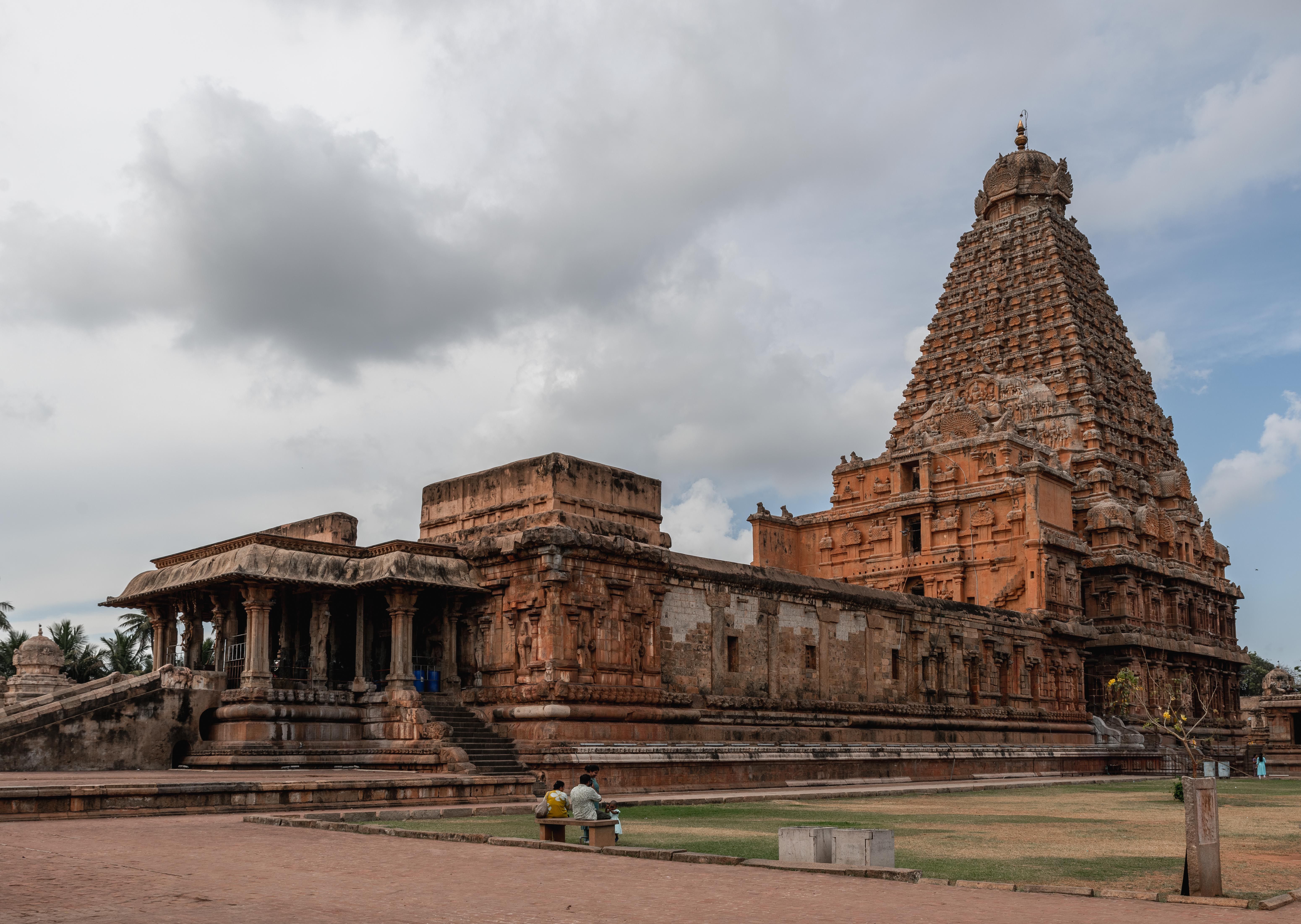 Chola Dynasty Idols of Gajasamharamurti Highlighted for Artistic and Religious Significance