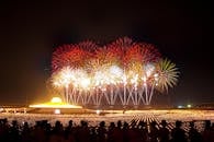 节日庆祝活动期间，夜空中绽放的烟花照亮了佛教寺庙