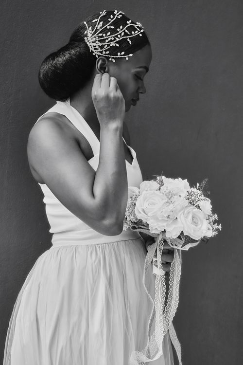 Free Black and white portrait of a bride with a bouquet, showcasing elegance and beauty. Stock Photo