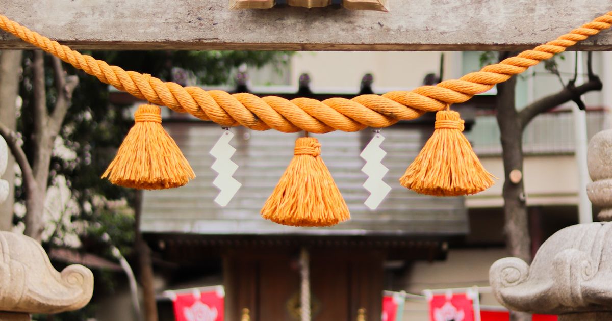 神社のしめ縄と祭礼の飾り