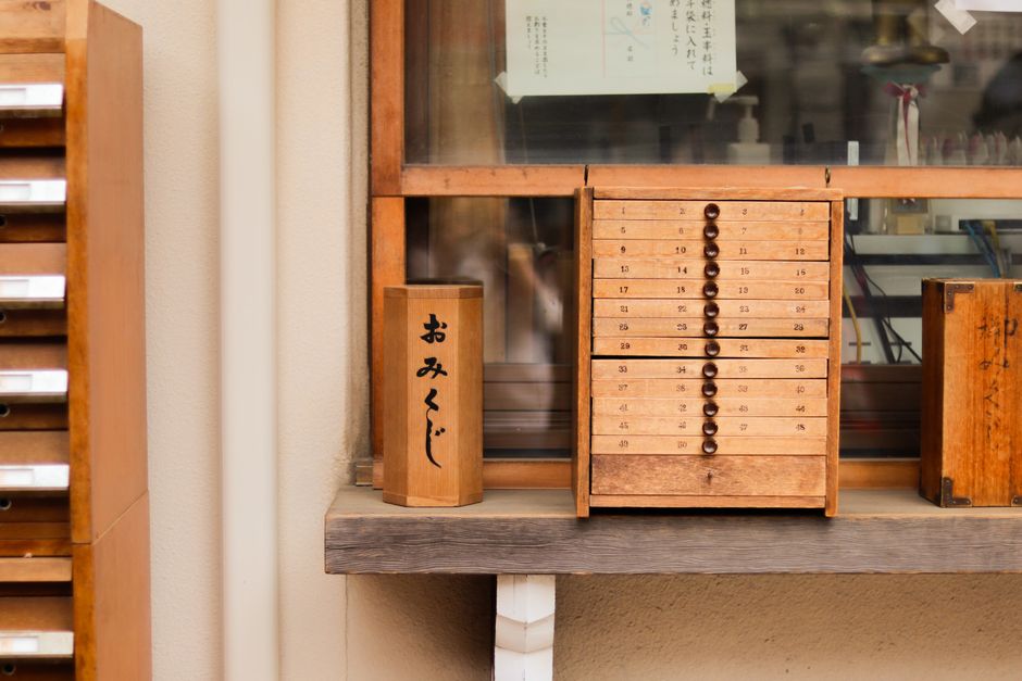 日本の神社にある木製の御御籤ボックスと引き出し、運勢を受け取るために使用されます。