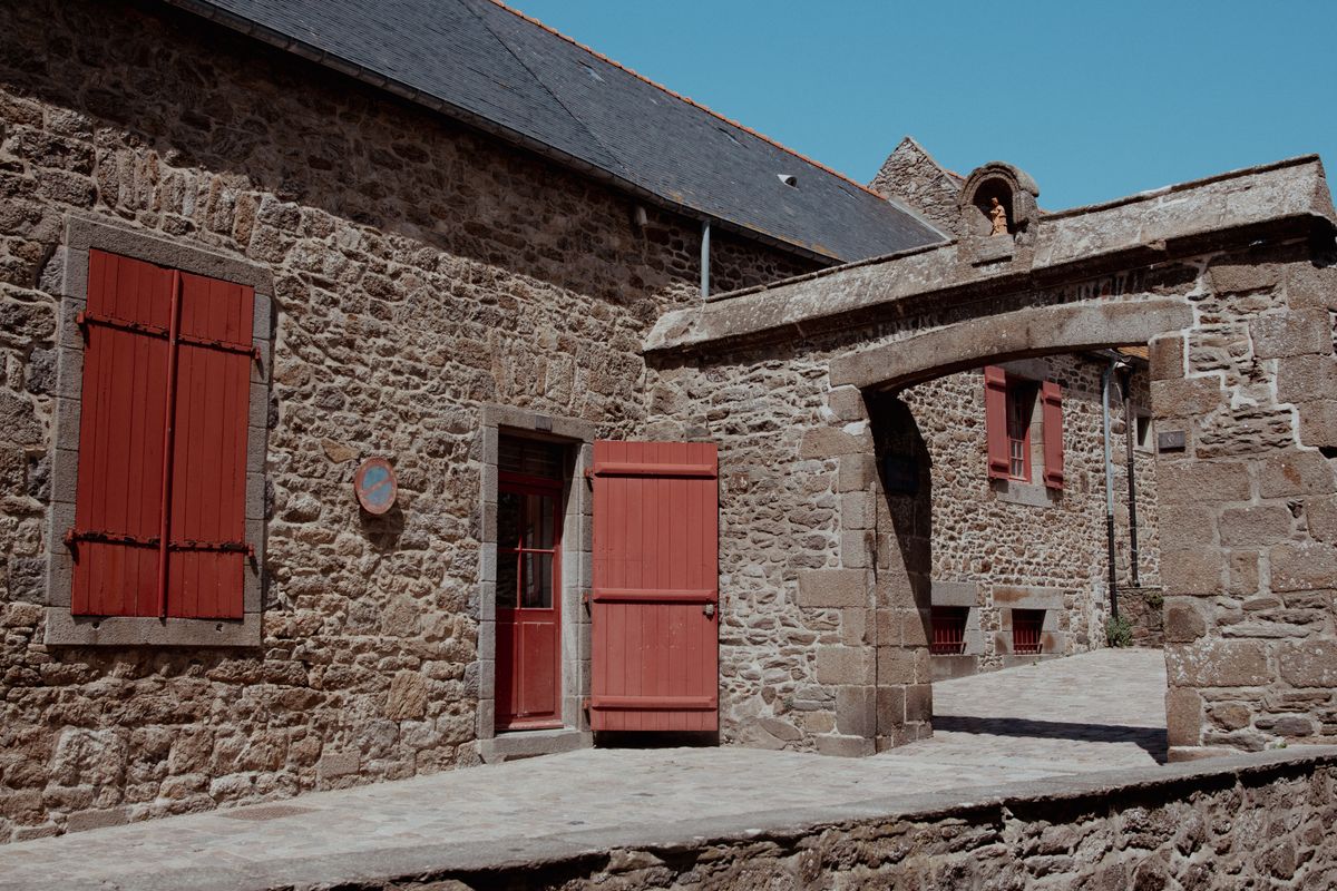 Stradă cu arhitectură de piatră în Saint-Malo