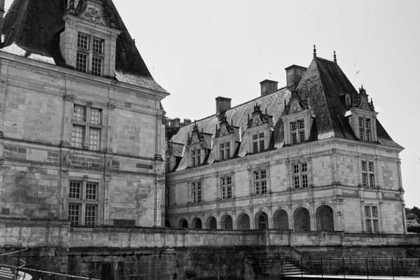 Élégante photo en noir et blanc de la façade du château de Villandry