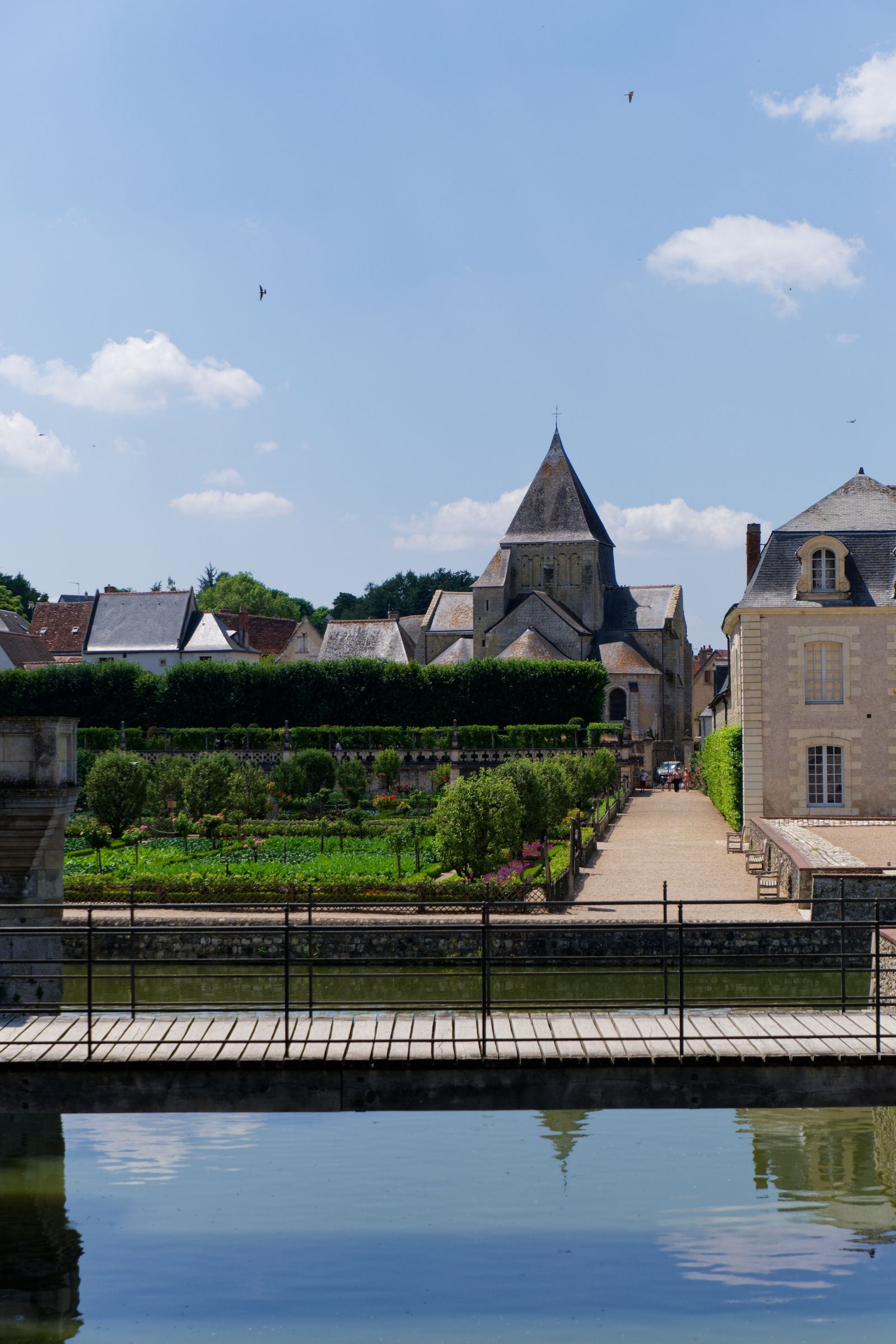 Jardins, canal et architecture historique de Villandry sous un ciel lumineux