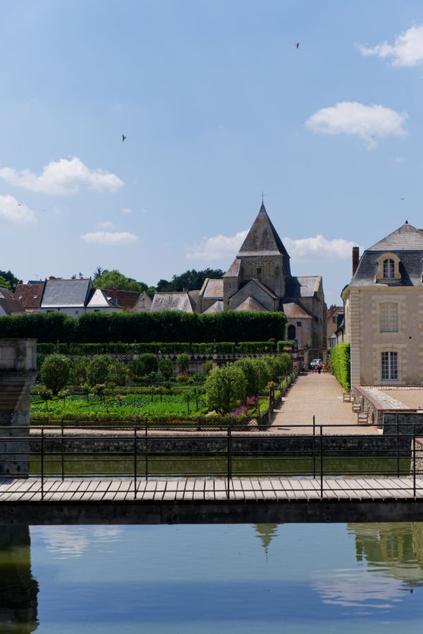Jardins, canal et architecture historique de Villandry sous un ciel lumineux