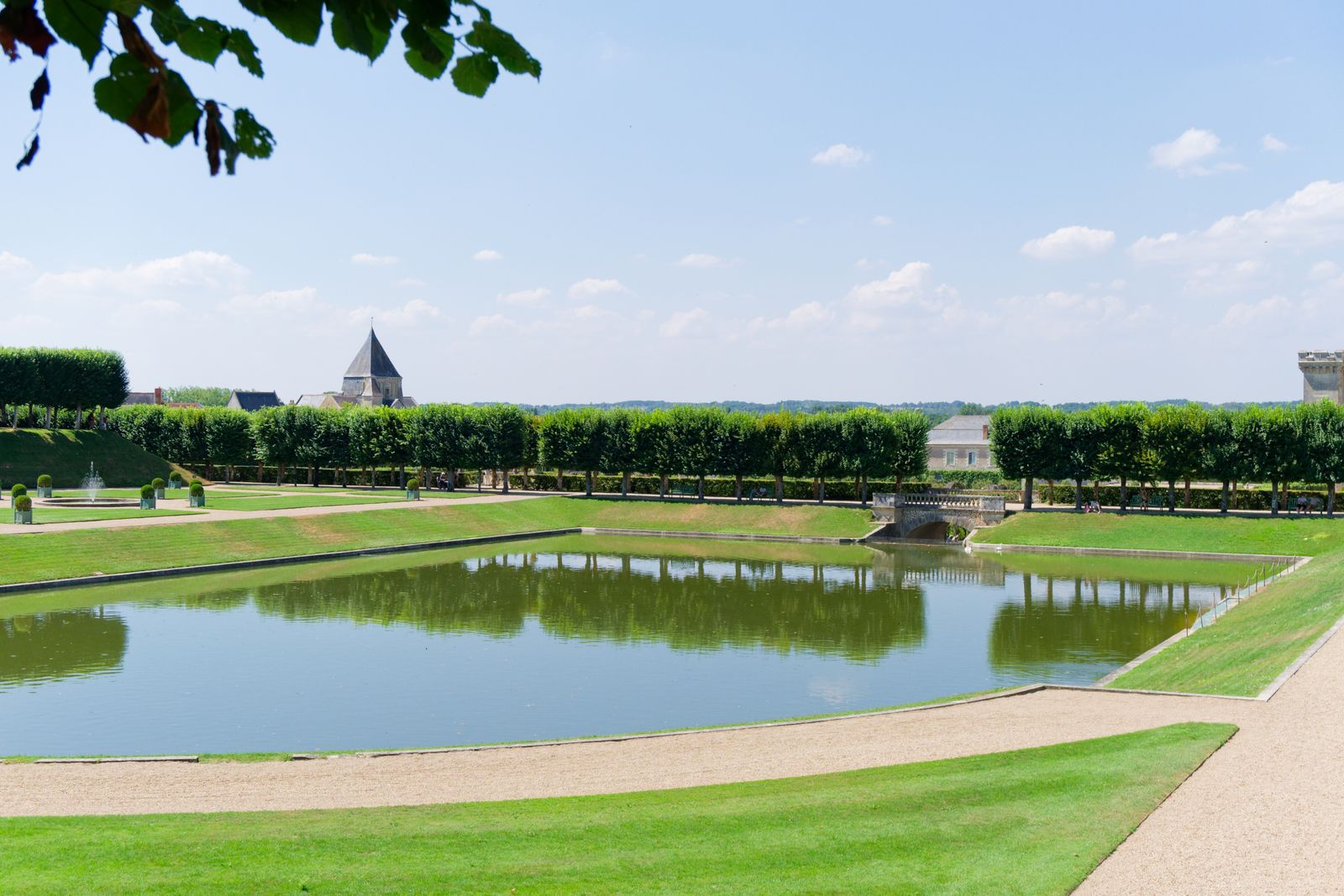 Paysage paisible de jardins soignés à Druye, sous un ciel bleu dégagé