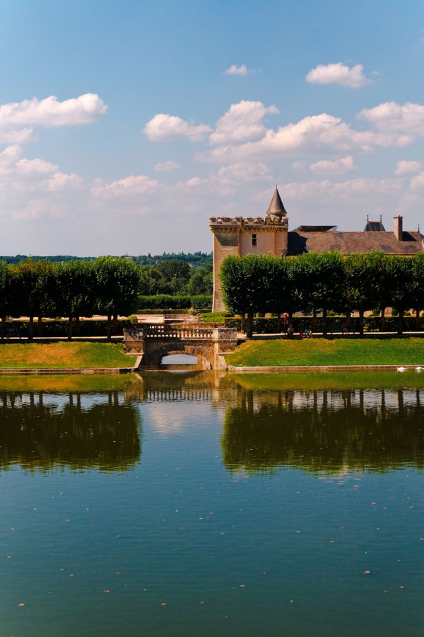 Vue pittoresque du château de Villandry et de ses jardins reflétés dans un bassin paisible