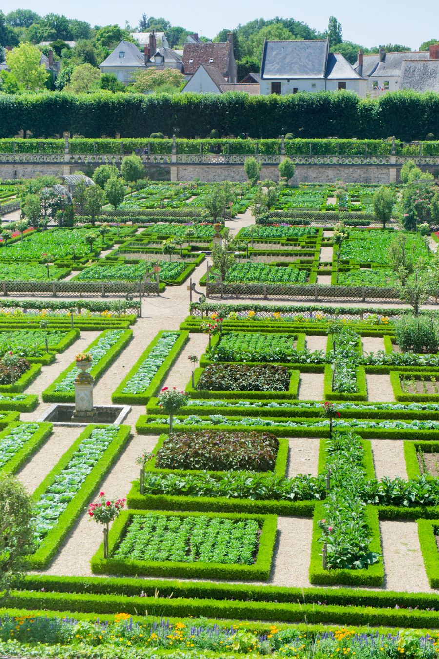 Belle vue aérienne des jardins géométriques du château de Villandry