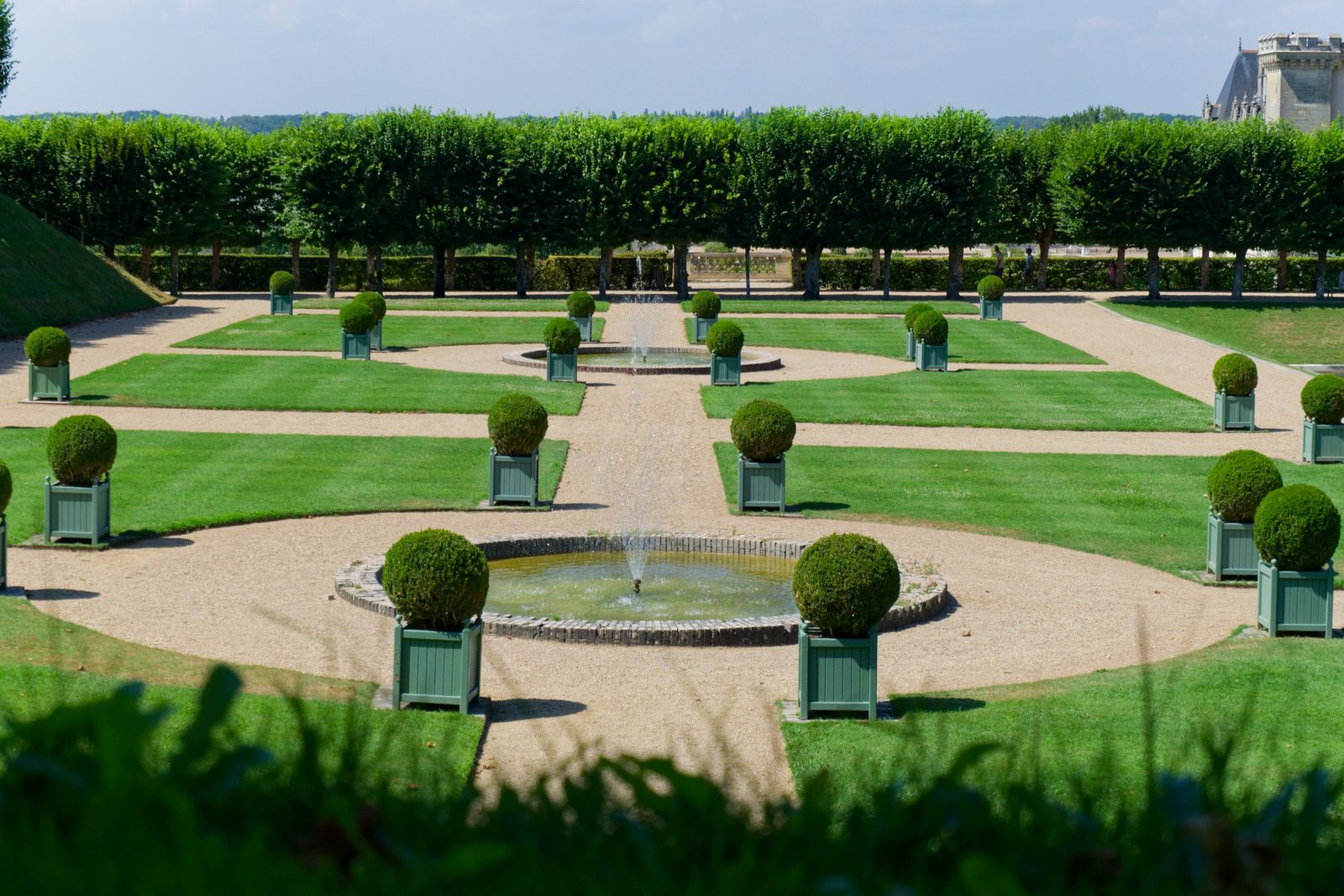 Un jardin soigné à Villandry, topiaires et fontaines par une journée ensoleillée