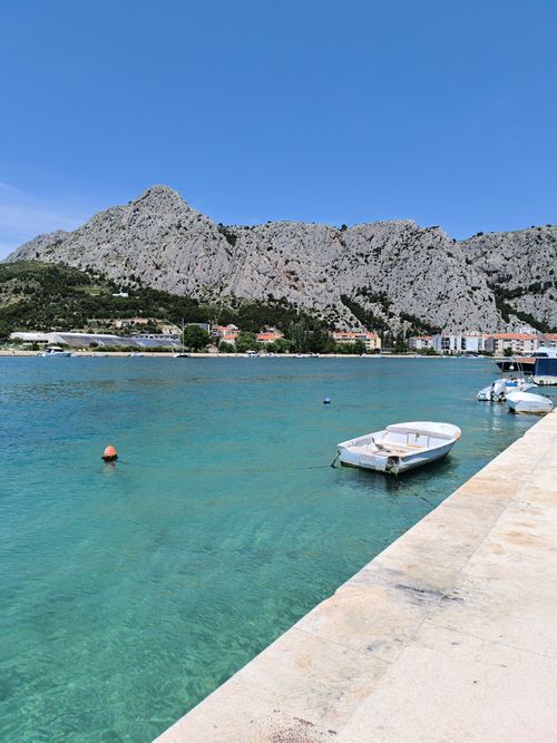 Free Tranquil coastal scene in Omiš, Croatia, featuring clear waters and mountain backdrop. Stock Photo