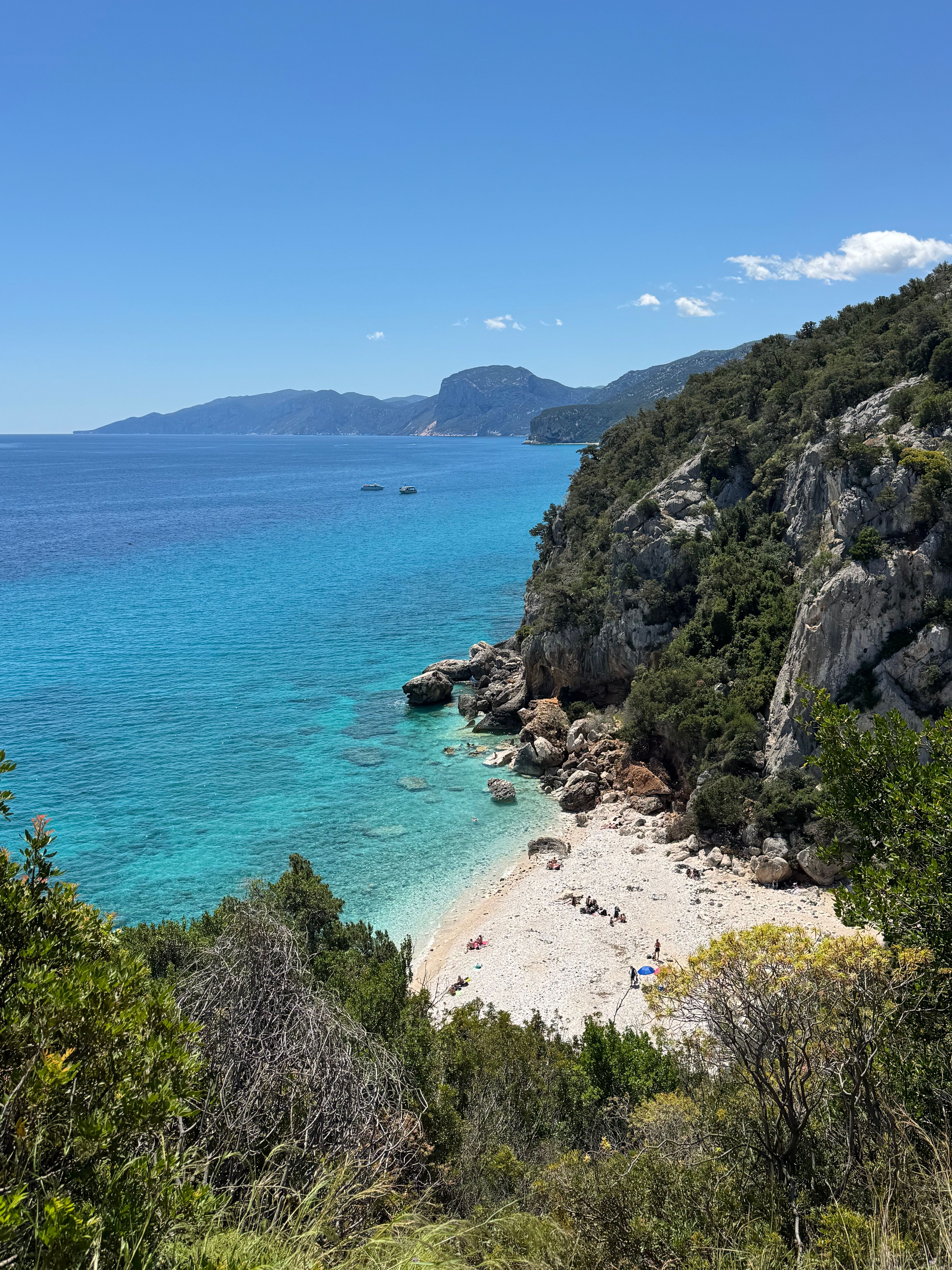 Cala Goloritz&eacute;, Sardinia - coastă st&acirc;ncoasă &icirc;n aceeași zonă (Baunei, Golful Orosei) ca Cala dei Gabbiani
