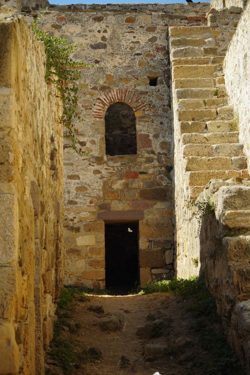 Free Explore this historic stone pathway with rustic walls and elegant archways. Stock Photo