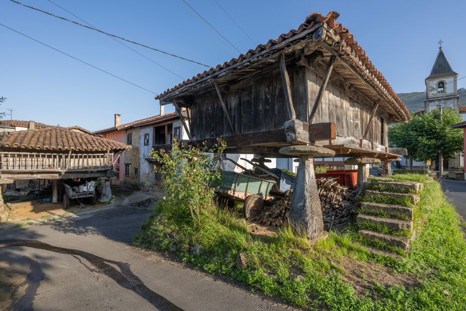 Granero de madera histórica en un pintoresco pueblo rural con un fondo de cielo azul.