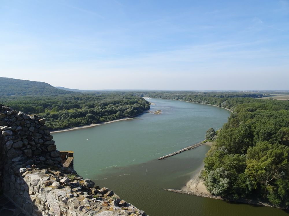 Priveliște asupra Dunării de la ruinele castelului Devín