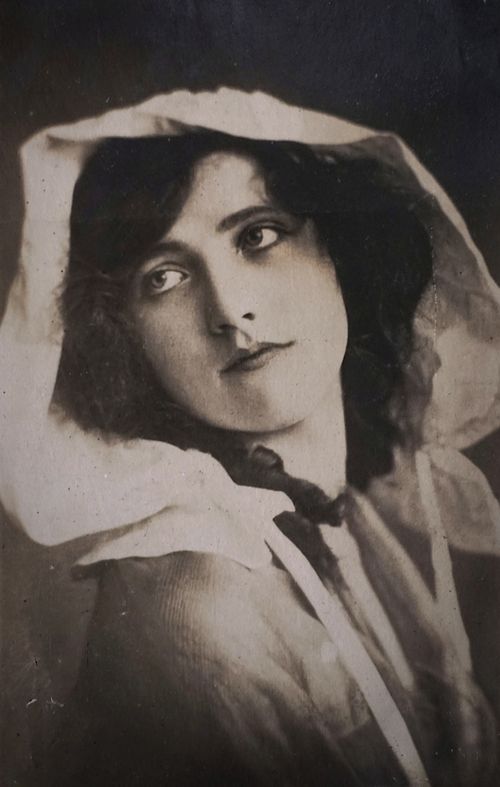 Free Elegant vintage portrait of a woman in sepia tones, exuding nostalgia and historical allure. Stock Photo