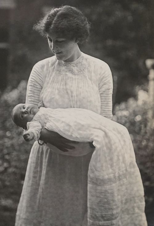 Free A vintage black and white portrait of a mother holding her baby outdoors. Stock Photo