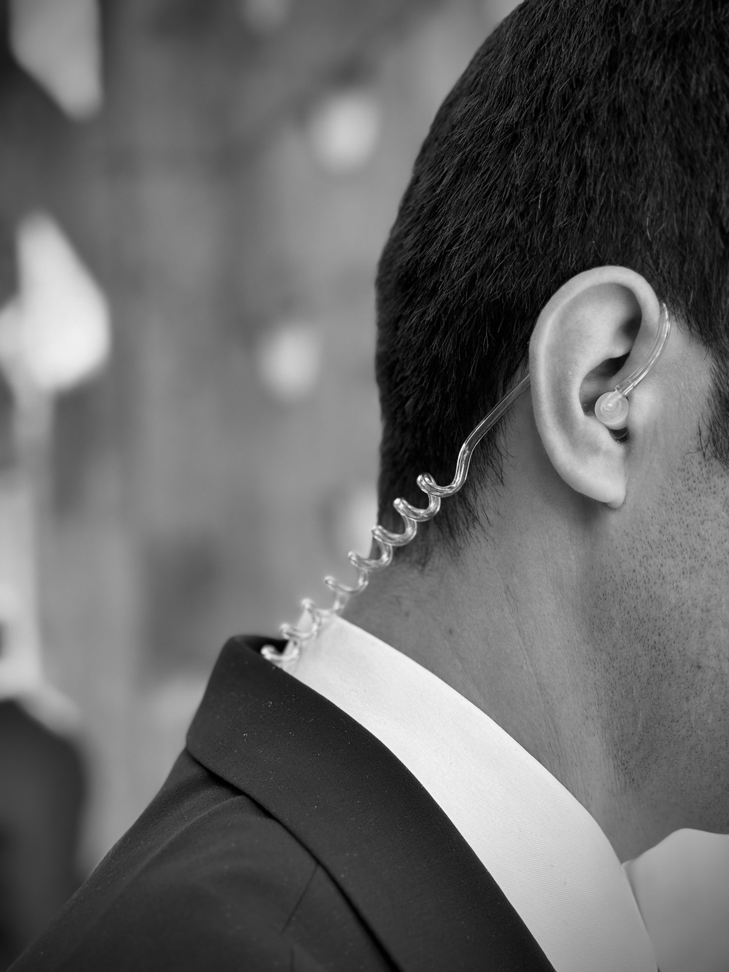 Agent de protection professionnel équipé d'une oreillette